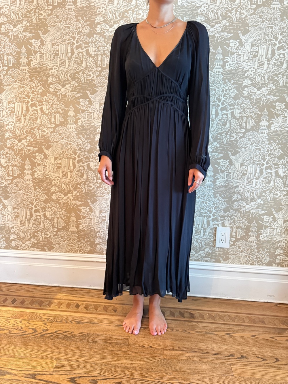 Women's Black V-Neck Long Sleeve Pleated Midi Dress